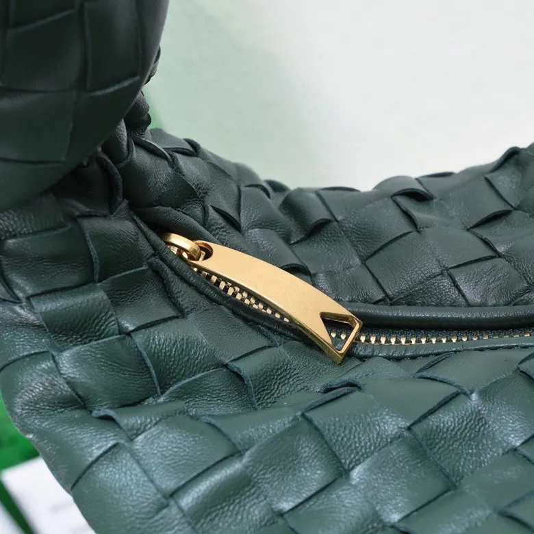 Batch 1460 BV Bottega Veneta 2022 Early Spring New Ladies Medium JODIE Handbag BV Bag 🔥The new method is to round the corners on the original basis and knot the round hobo bag with classic woven leather. The most iconic triangular pull-out design, using sheepskin draped soft shape, is super suitable for concave shapes~ Jodie feels really gentle to people, and is definitely the best item for daily matching. It has the same weave, new elements and twists, and is versatile. It is the new favorite of street style Internet celebrities! Size: 36*21*13 Model: 6697